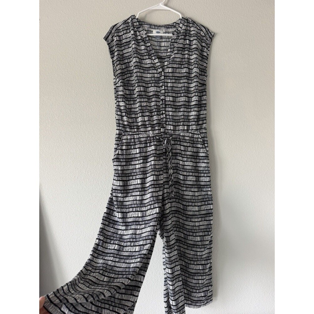 Old Navy Women’s Wide Leg Cropped Jumpsuit M Black and White 100% Rayon Relaxed